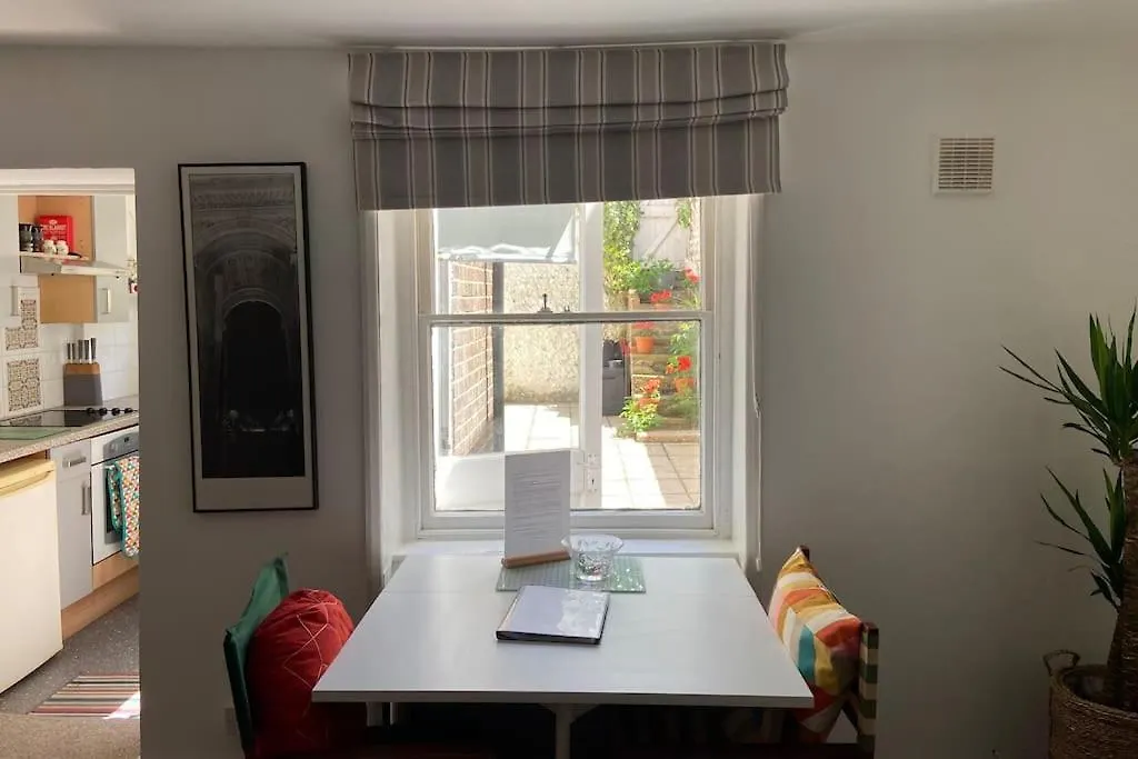 Апартаменты Seaside Flat With Sunny Garden. Брайтонн 0*,  Великобритания